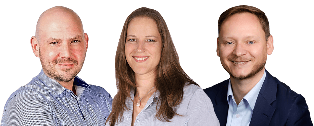 Professionelles Portrait von zwei Teammitgliedern, Frau in Bluse und Mann im Anzug, lächelnd und freundlich.