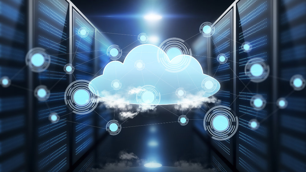 Abstrakte Darstellung von Cloud-Computing: große Wolke in der Mitte, verbunden mit virtuellen Netzwerkknoten vor Server-Racks.