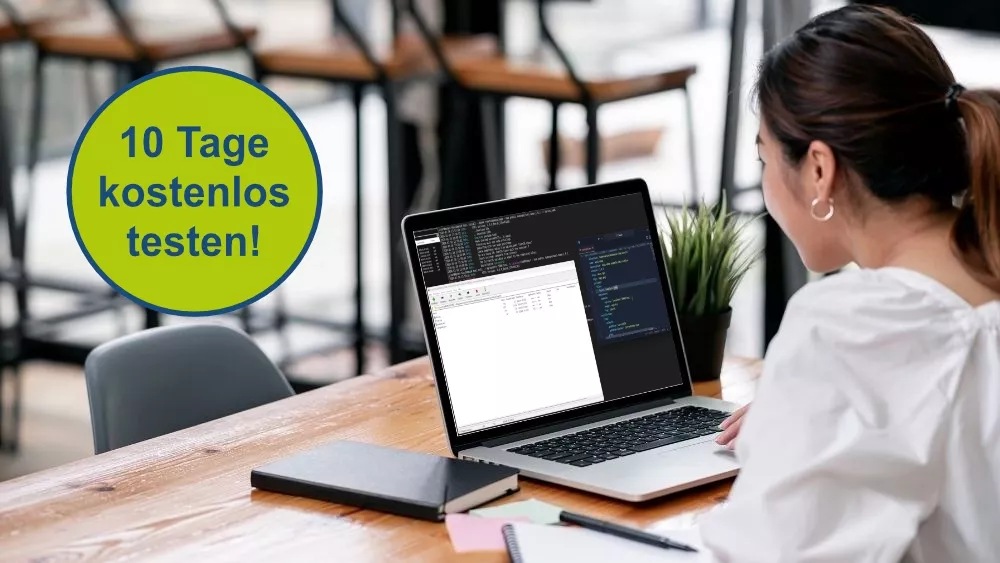 Frau mit Ohrring arbeitet mit KubeOps KOSI an einem Laptop, daneben ein grafischer Button mit der Aufschrift "Jetzt kostenlos testen!"