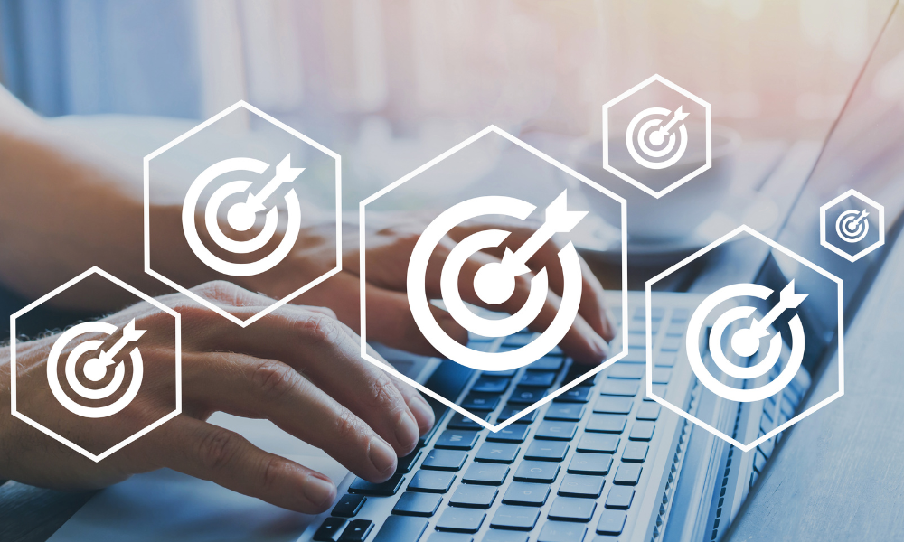 Man mit PC vor sich. Auf dem Bildschirm ist das KubeOps Dashboard zu sehen. 