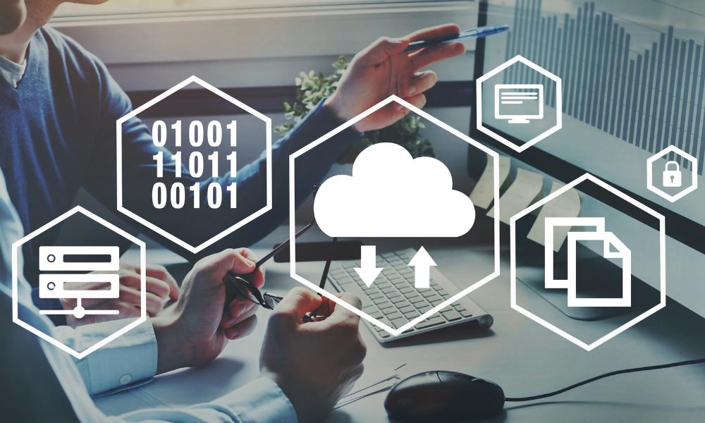 Foto von Händen auf einer Notebook Tastatur. Im Vordergrund sind Schlosspiktogramme mit Linien zu sehen die miteinander vernetzt sind.