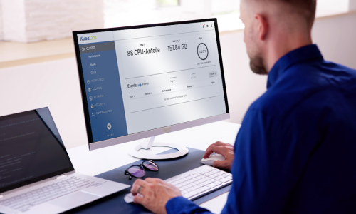 Man mit PC vor sich. Auf dem Bildschirm ist das KubeOps Dashboard zu sehen. 